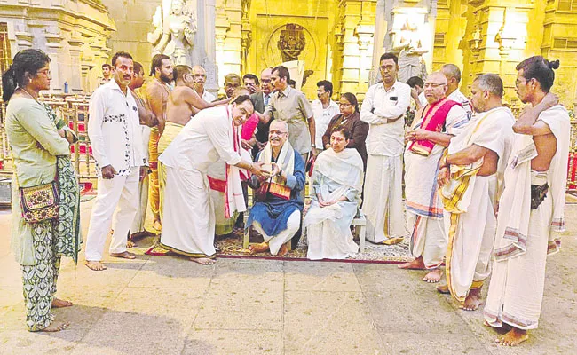 Telangana High Court Chief Justice Satish Chandra Sharma Visits Yadadri Temple - Sakshi