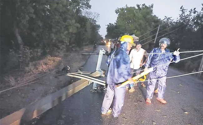 Three Killed In Lightning Strike In Joint Palamuru District - Sakshi