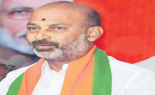 Telangana: BJP Chief Bandi Sanjay Demand Kcr To Release Fee Reimbursement Funds - Sakshi