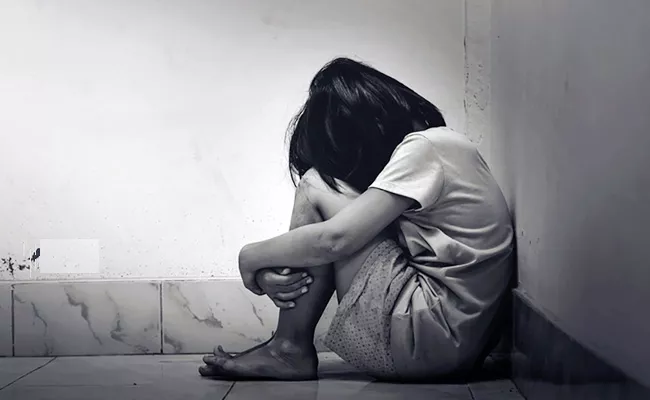 Five Held For Molesting Minor Girl in Hyderabad - Sakshi