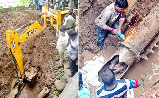 Khammam Municipal Worker Stuck Water Tank Pipe While Cleaning Died - Sakshi