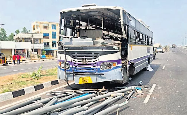 Road Accident: Rtc Bus Collide With Stationary Mini Lorry Passengers Injured Srikakulam - Sakshi