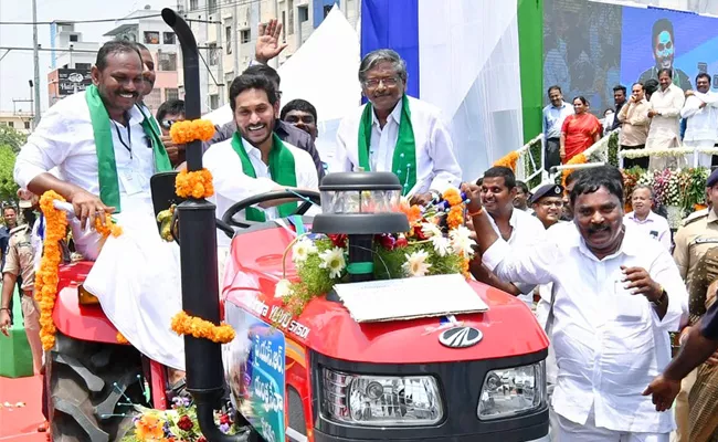 CM YS Jagan Launched YSR Yantra Seva Scheme For Farmers - Sakshi