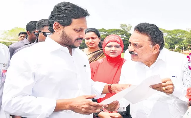 Lakshman Reddy Appeal to CM YS Jagan On Addiction relief centers - Sakshi