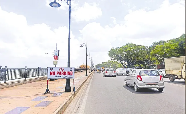 Hyderabad: No Parking On Tank Bund Voilators 1000 Fine - Sakshi