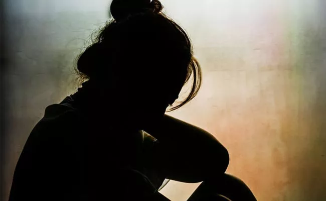 Woman Suicide Attempt After Lover Refuses To Marry In West Godavari - Sakshi