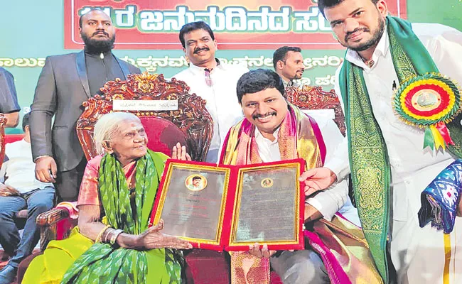 TRS MP Joginapally Santosh Kumar Gets Saalumarada Thimmakka National Green Award - Sakshi