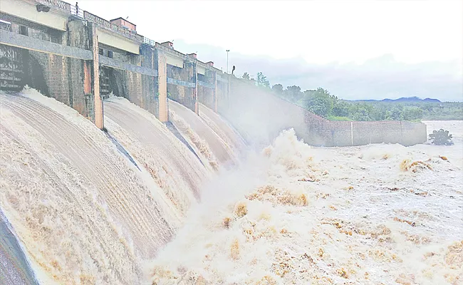 Heavy Rains Tungabhadra-Krishna-Godavari Rivers Huge Water Flow - Sakshi