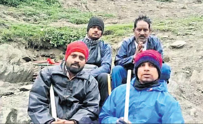 Amarnath Yatra: Odisha Tourists Stranded Middle - Sakshi