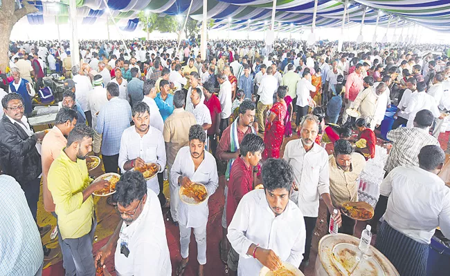 YSRCP Plenary 2022 Overcrowded food courts - Sakshi