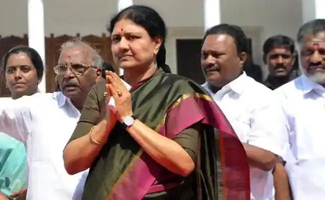 Sasikala Protest at the Toll Gate Staff Apologized - Sakshi