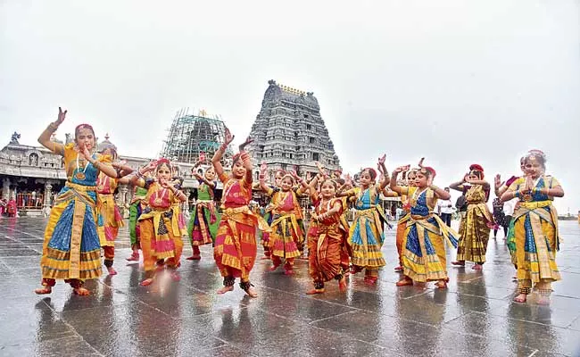 Students Performed Dance In Yadadri Temple Were Impressive - Sakshi