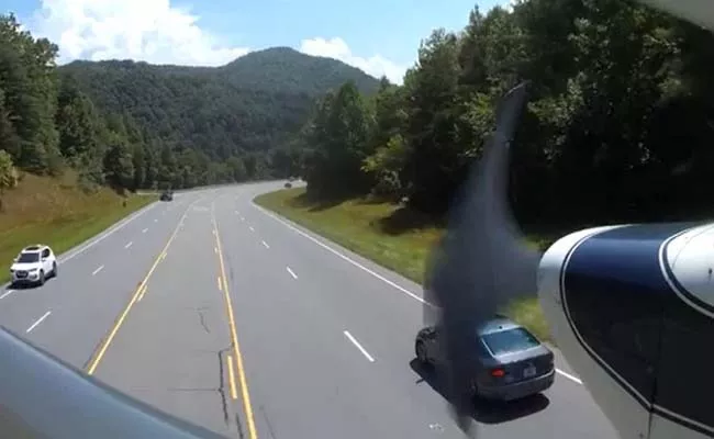 US Pilot Lands  North Carolina Highway Due To Engine Fail Video Viral - Sakshi