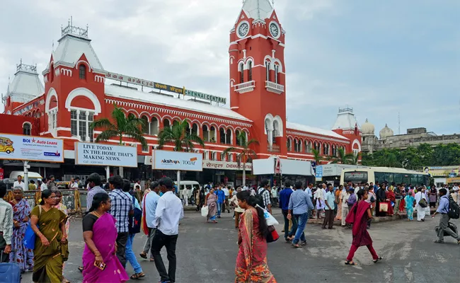 Hyderabad Resident Overaction in Chennai Railway Station - Sakshi