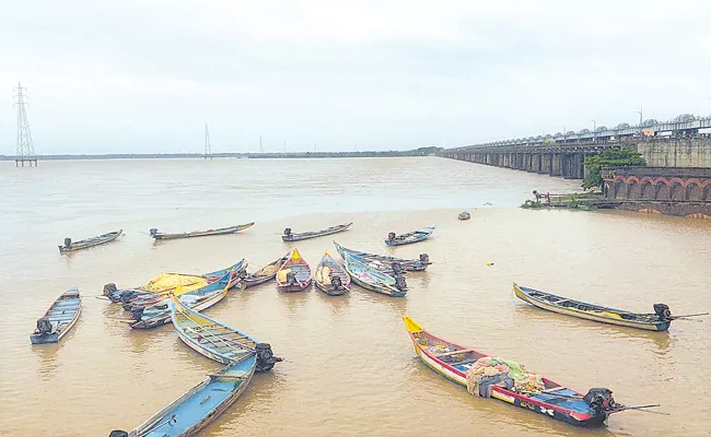 Godavari River Flow With Heavy Rains In Andhra Pradesh - Sakshi