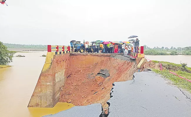 Telangana: Heavy rains Cause Massive Damage For Roads - Sakshi