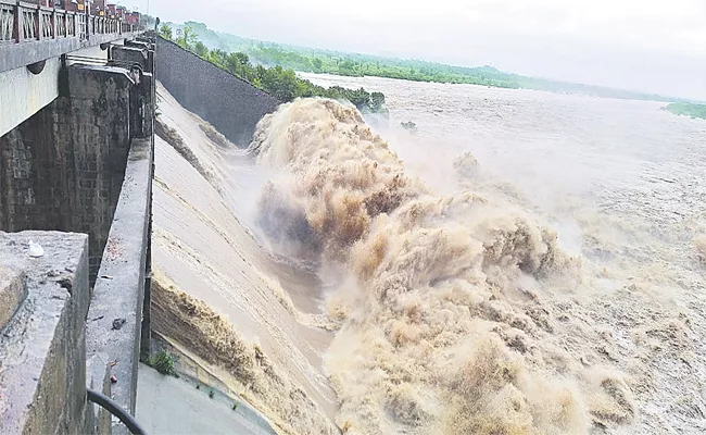 Telangana: Flood in Godavari rising - Sakshi