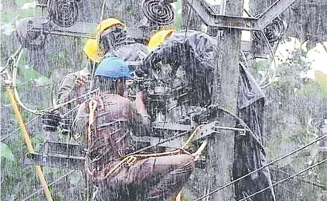 Hyderabad: Electrical Staff Doing Work Even In Heavy Rain - Sakshi