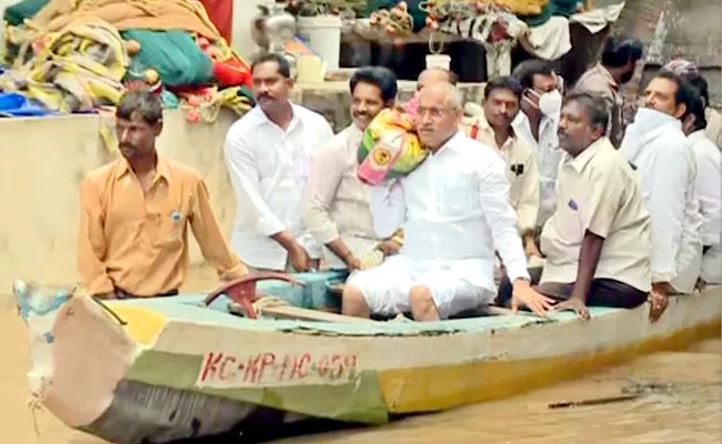 Minister Venugopalakrishna Visit Godavari Flood Areas In Konaseema District - Sakshi