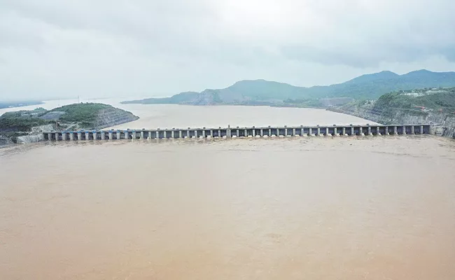 Godavari River Flood severe Dhavaleshwaram Barrage Heavy Rains - Sakshi