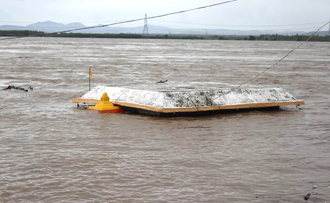 Heavy Rains Alert For Telangana Godavari Dangerous At Bhadrachalam - Sakshi