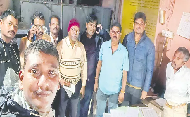 Godavari Heavy Floods Kadem Project Staff Selfie Goes Viral - Sakshi