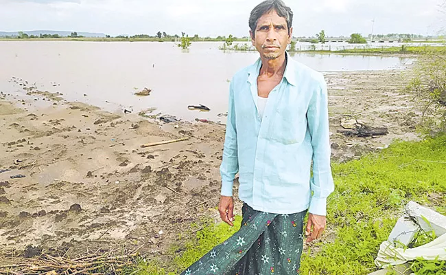 500 Crores Loss 10 Lakh Acres Crop Damaged For Farmers Due To Floods in Telangana - Sakshi