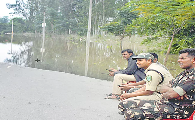 Telangana: Godavari river hits 70 ft mark, Army joins rescue operations - Sakshi