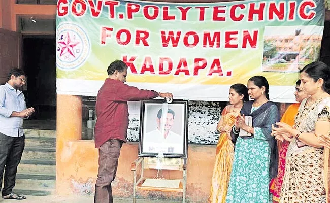 Polytechnic Lecturers Palabhishekam To AP CM YS Jagan Photo - Sakshi