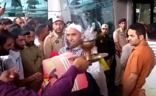 Viral Video: Kashmiri Hindus Welcomed Pilgrims Returning From Hajj  - Sakshi