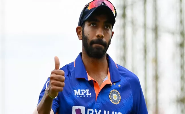 Brad Hogg Feels need of breaks for Jasprit Bumrah to get the best out of pacer - Sakshi