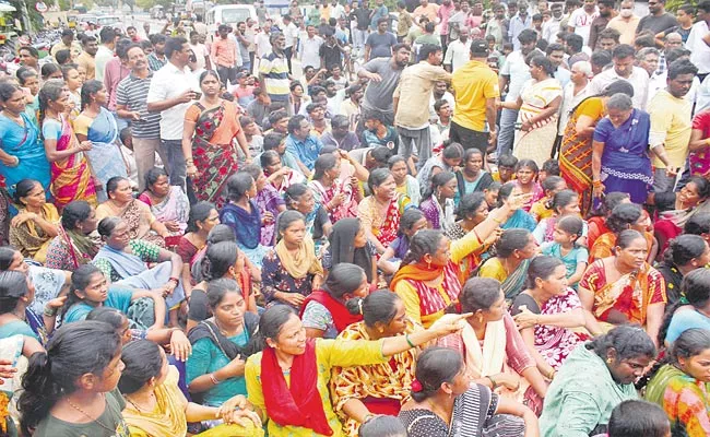 Inflow into Godavari slightly Reduces Bhadrachalam - Sakshi