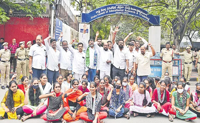 R Krishnaiah Holds Dharna Over Problems To Solve In TS Universities - Sakshi