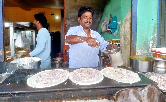 Chicken Keema Dosa Sudarshan Tiffin Centre At Srikakulam - Sakshi