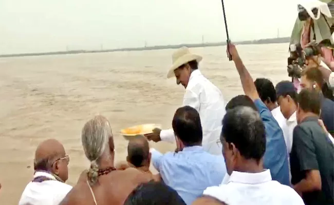 Telangana CM KCR Visit To Flood Affected Areas By Road - Sakshi