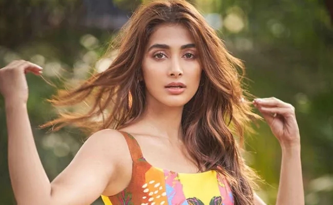 Pooja Hegde About Working With Amitabh Bachchan In Maaza Ad - Sakshi