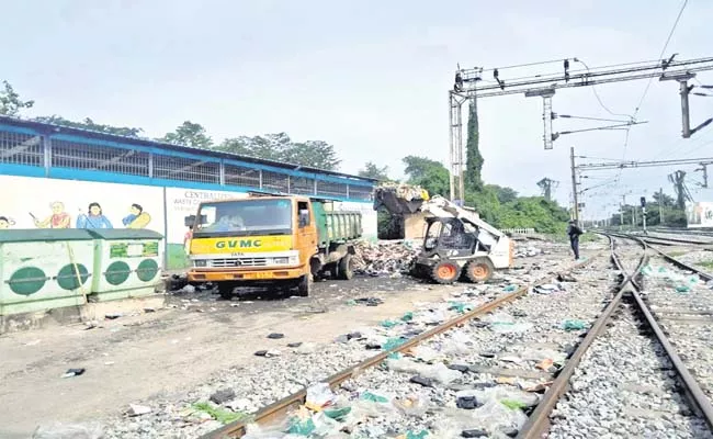 GVMC Vehicles For Garbage Violate Rules Collect In Railway Stations - Sakshi