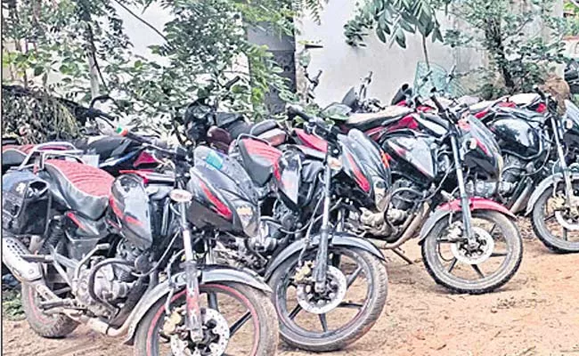 Police Arrested Pulsar Bike Theft Gang Bellary - Sakshi