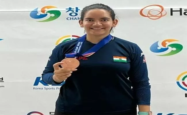 Anjum Moudgil wins bronze in Changwon Shooting World Cup - Sakshi