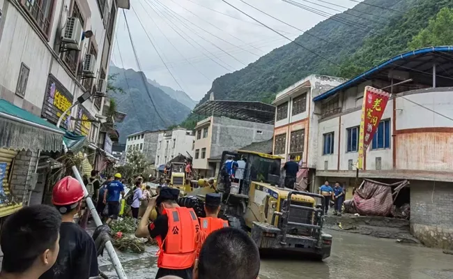 Flash Floods In China 12 Dead Thousands Evacuated - Sakshi