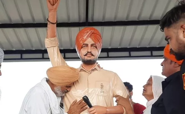 Sidhu Moosewala Father Got Emotional While Installing Statue Of His Son - Sakshi