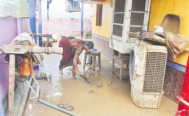 Godavari Floods Samshes House Property In Bhadradri Kothagudem District - Sakshi