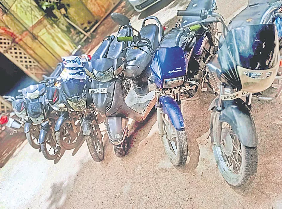 The Hyderabad Police Caught Thief who was Stealing Two-Wheelers - Sakshi