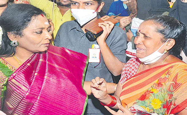 Telangana Governor Tamilisai Soundararajan Interacts With Mahila Darbar Petitioners - Sakshi