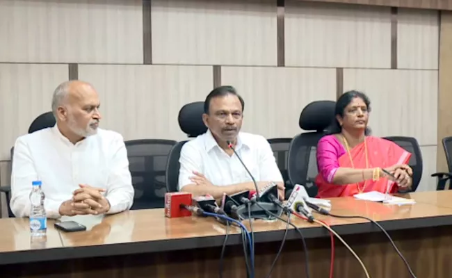 Delhi: YSRCP MPs Vanga Geetha Magunta At Parliament Monsoon Session - Sakshi