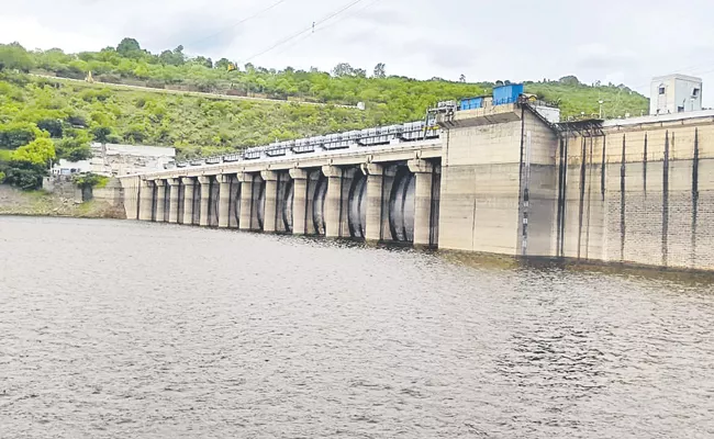 Srisailam project is filling up fast with Krishna Flood Water - Sakshi