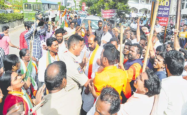 Telangana Congress And BJP Cadres Clash In Hanamkonda - Sakshi