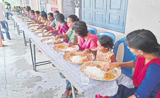 Flood relief operations are continuing in full swing Andhra Pradesh - Sakshi