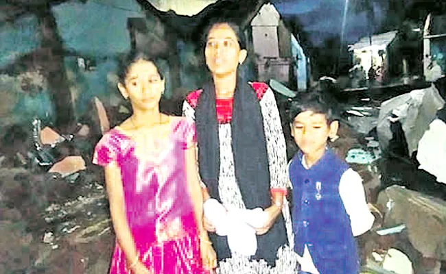 Andhra Pradesh: Mother Attempt Suicide Among Children Over Property Issues Tekkali - Sakshi