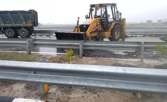 PM Narendra Modi Inaugurated Bundelkhand Expressway Damaged By Rains - Sakshi